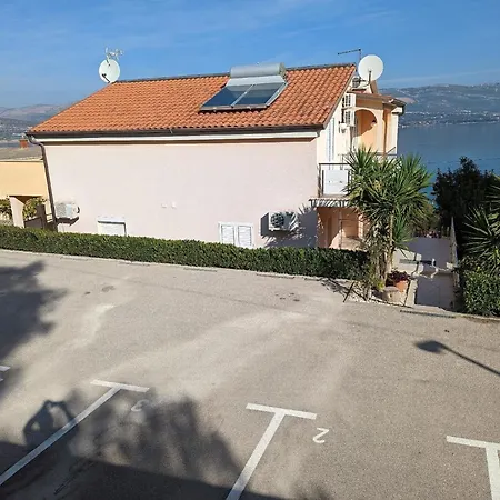 Apartment Helles Studioappartement Mit Grossem Balkon